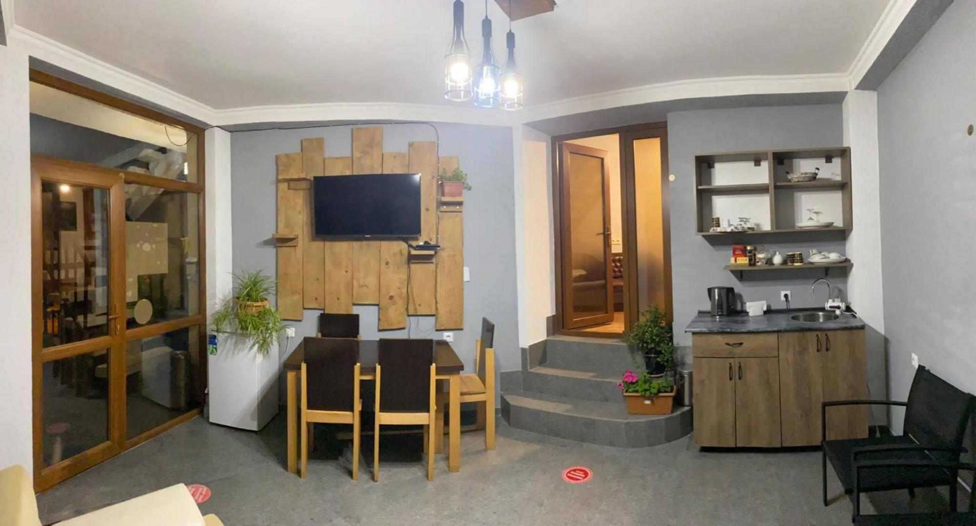 Guest House Nikala Местия Екстериор снимка