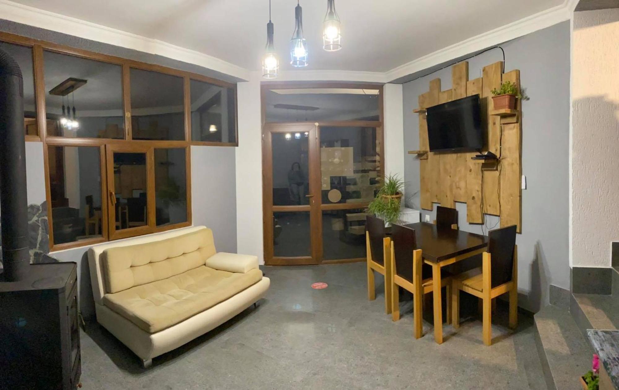 Guest House Nikala Местия Екстериор снимка