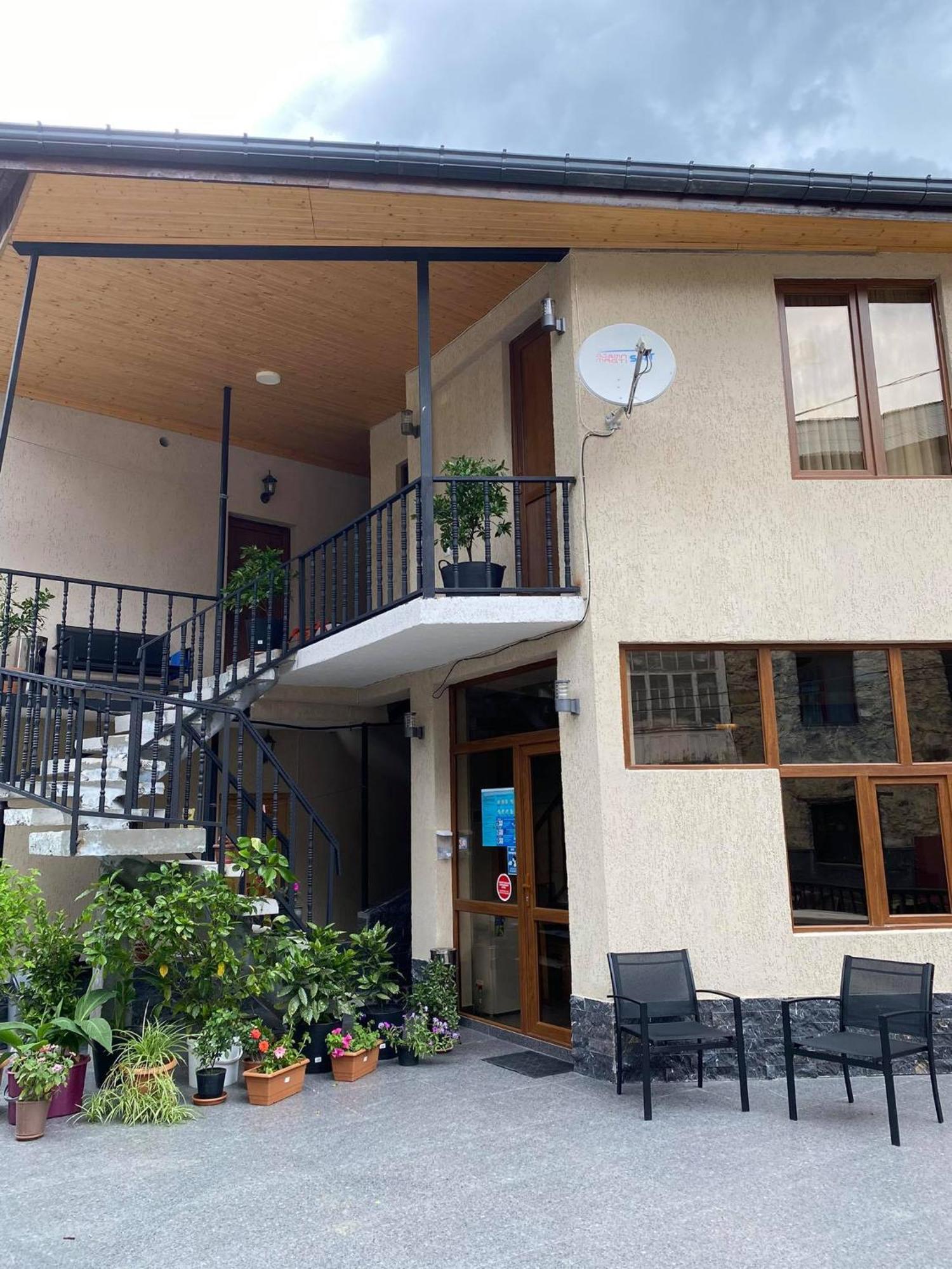 Guest House Nikala Местия Екстериор снимка