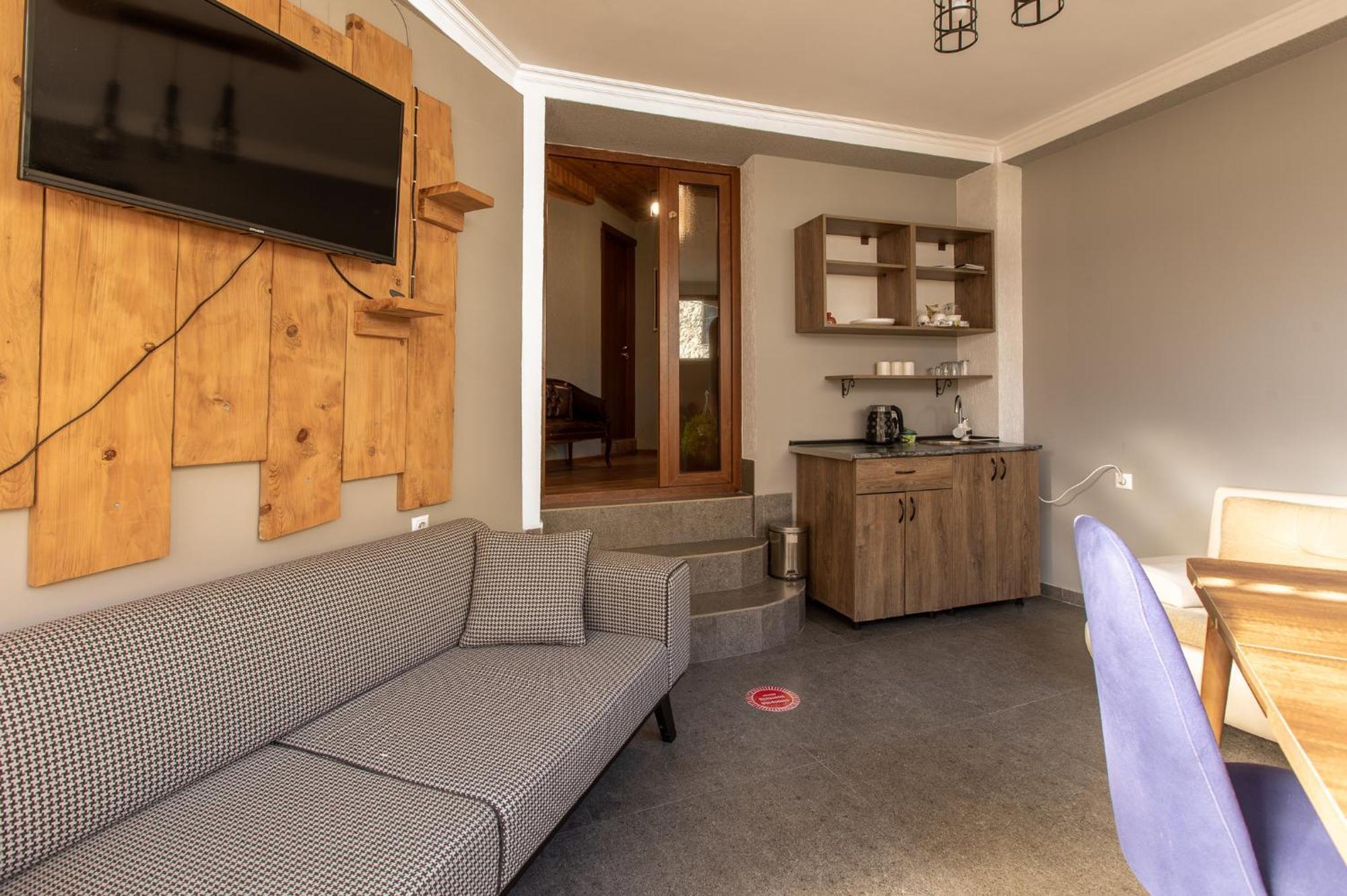 Guest House Nikala Местия Екстериор снимка