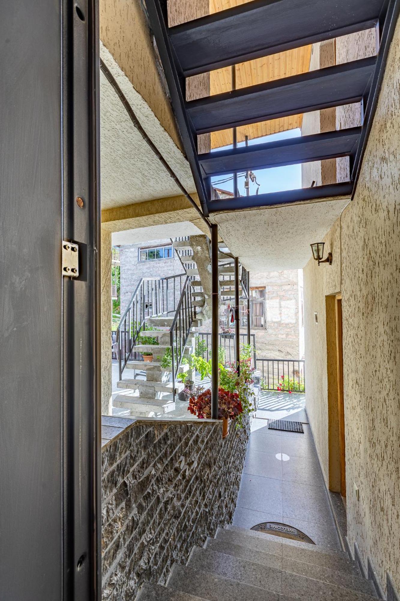 Guest House Nikala Местия Екстериор снимка