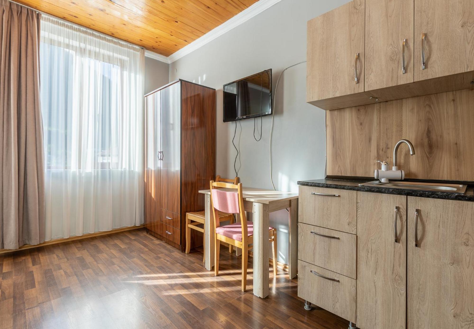 Guest House Nikala Местия Екстериор снимка